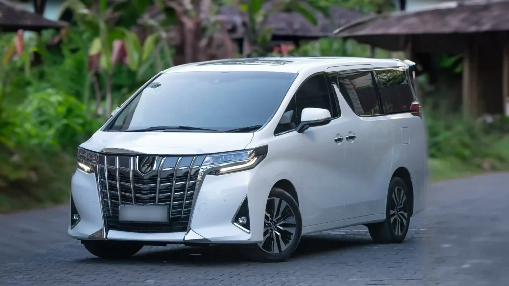 Toyota Alphard putih di jalan Bali