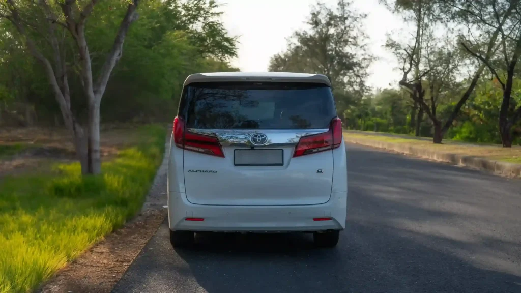 Toyota Alphard — sewa MPV mewah di Bali