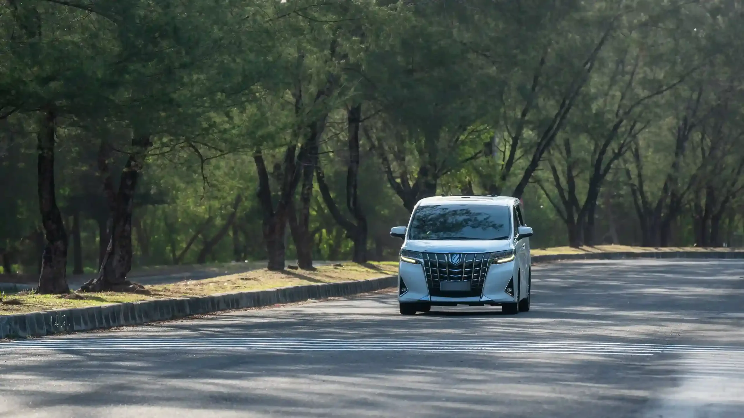 Sewa Mobil Mewah di Uluwatu Bali - Mobil Mewah Bali
